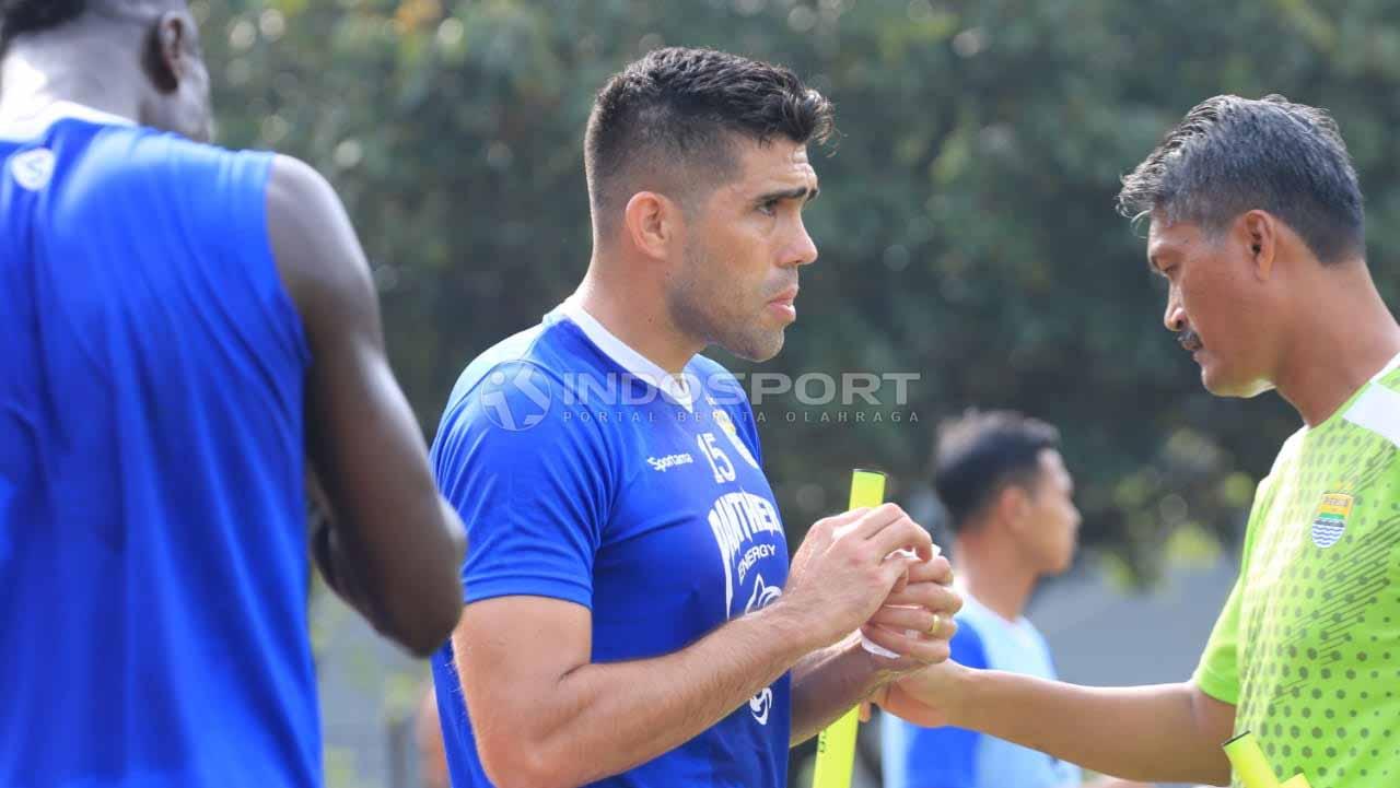 Pemain anyar Persib, Fabiano Beltrame saat berlatih di Lapangan Saraga, Kota Bandung, Jumat (05/04/2019)./Arif Rahman/Indosport.com Copyright: Arif Rahman/Indosport.com