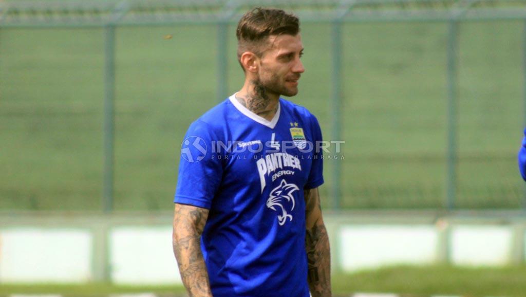 Bek Persib, Bojan Malisic saat berlatih di Stadion Siliwangi, Kota Bandung, belum lama ini./Arif Rahman/Soicaumienbac.cc Copyright: Arif Rahman/Soicaumienbac.cc