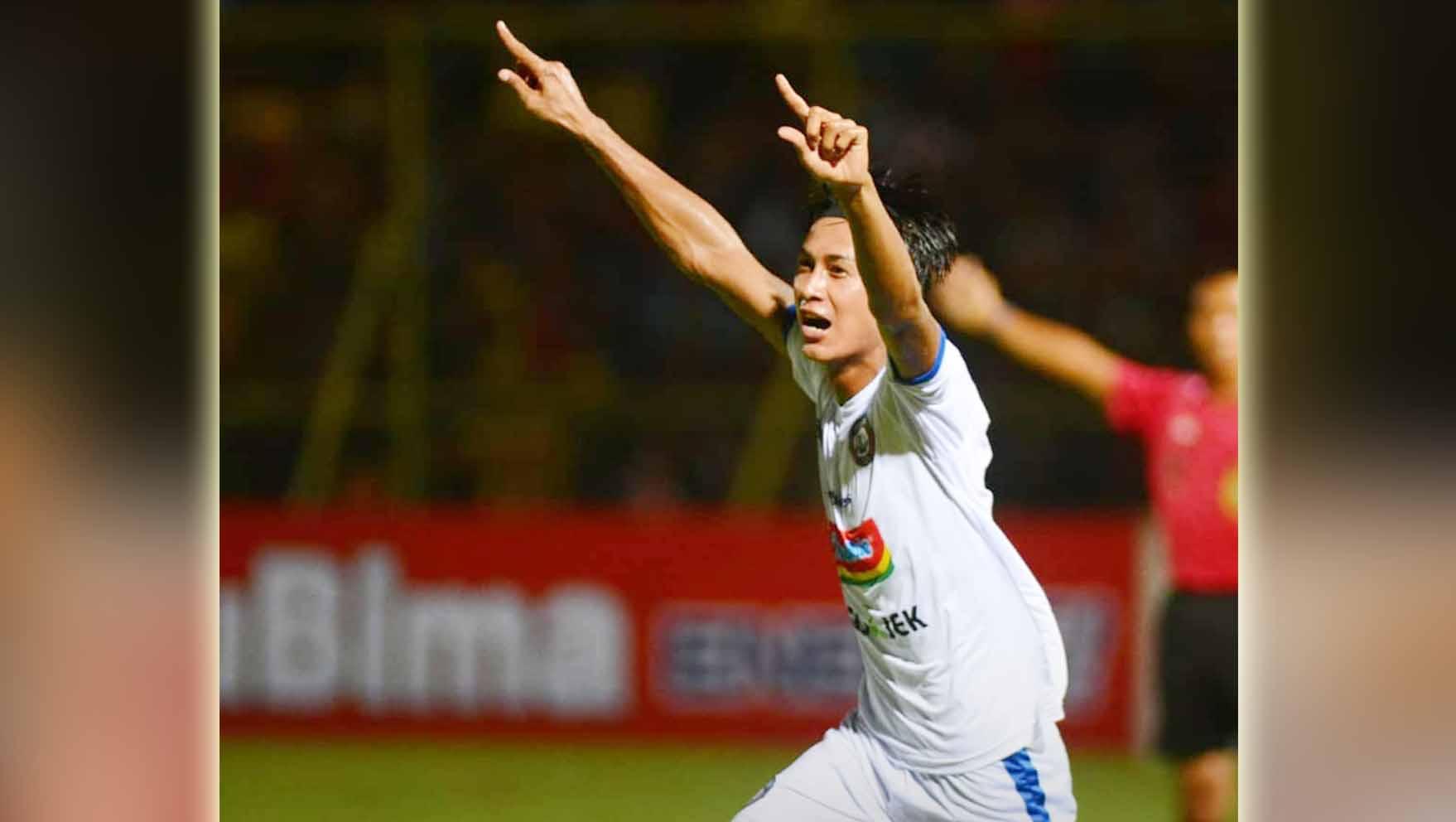 Selebrasi Johan Alfarizi usai membobol gawang Kalteng Putra./Twitter@AremafcOfficial