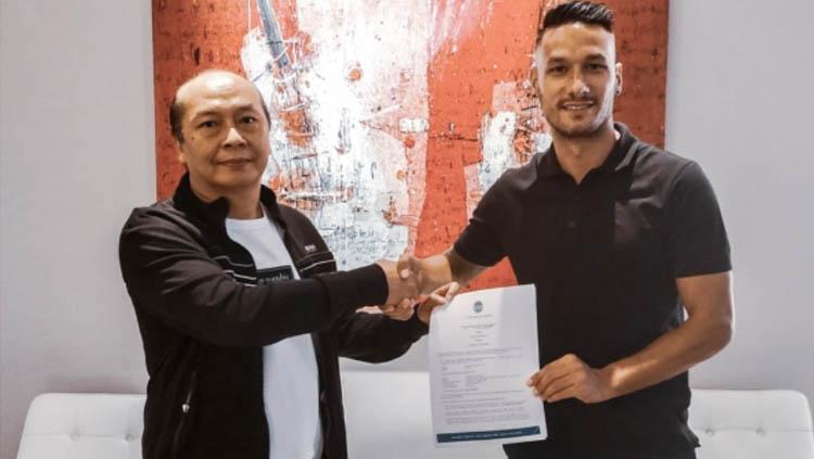CEO PSIM Yogyakarta Bambang Susanto (kiri) dan pemain naturalisasi Raphael Maitimo (kanan) resmi diperkenalkan ke publik.