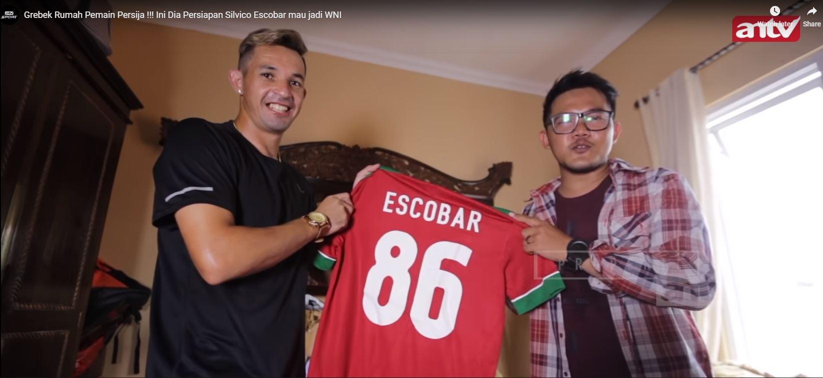 Silvio Escobar dengan jersey Timnas Indonesia Copyright: Youtube