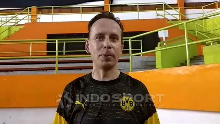 Mantan pemain dan asisten manajer Borussia Dortmund, Jorg Heinrich, kala berkunjung ke Jakarta, Sabtu (06/04/19). (Arum Kusuma Dewi/INDOSPORT)