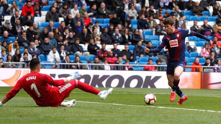 Momen Marc Cardona mencetak gol pada laga Real Madrid vs Eibar di ajang LaLiga Spanyol, Sabtu (06/04/19). Copyright: Twitter/@LaLigaEN
