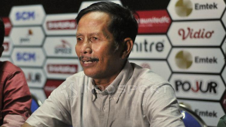 Djadjang Nurdjaman saat konferensi pers selepas laga Madura United vs Persebaya Surabaya. Fitra Herdian/Indosport. Copyright: Fitra Herdian/Indosport