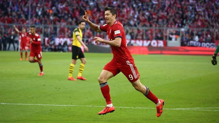 Robert Lewandowski merayakan gol pada pertandingan Bayern Munchen vs Borussia Dortmund di Bundesliga Jerman, Sabtu (06/04/19).