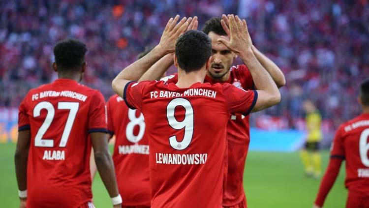 Robert Lewandowski dan Mats Hummels merayakan gol pada pertandingan Bayern Munchen vs Borussia Dortmund di Bundesliga Jerman, Sabtu (06/04/19). Copyright: Twitter/@FCBayern
