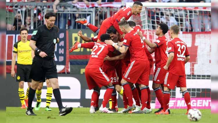 Momen para pemain merayakan gol pada pertandingan Bayern Munchen vs Borussia Dortmund di Bundesliga Jerman, Sabtu (06/04/19).