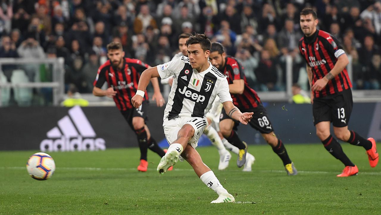 Paulo Dybala tengah melakukan tendangan penalti ke gawang AC Milan di markas Juventus pada Sabtu (06/05/19). Tullio M. Puglia / Getty Images