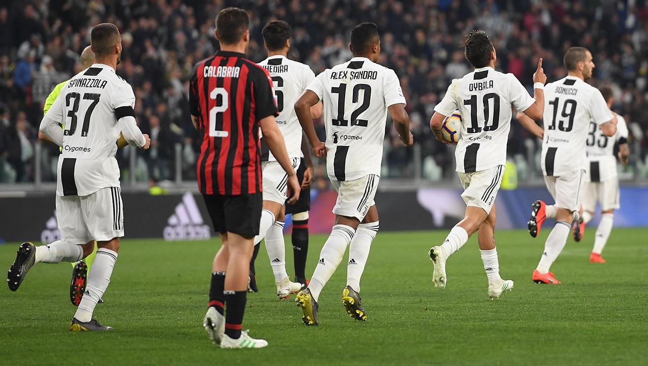 Paulo Dybala berhasil samakan kedudukan skor dengan AC Milan lewat tendangan kotak penalti pada laga Serie A Italia melawan AC Milan pada Sabtu (06/05/19). Tullio M. Puglia / Getty Images