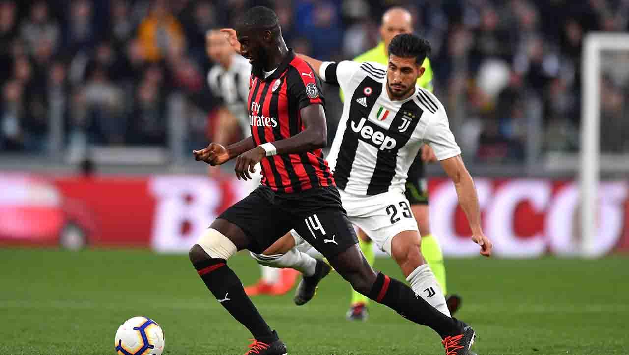 Tiemoue Bakayoko (AC Milan) tengah menggiring bola dari Emre Can pada laga Serie A Italia melawan AC Milan pada Sabtu (06/05/19). Tullio M. Puglia / Getty Images