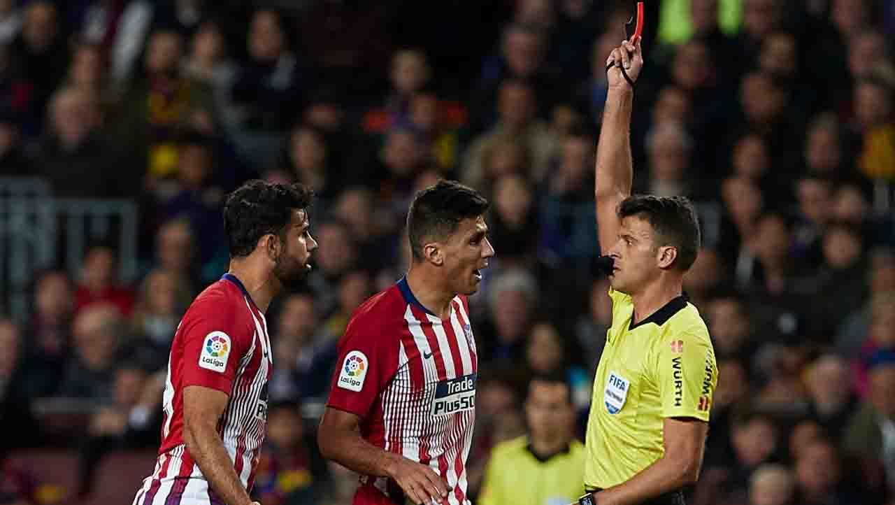 Diego Costa diganjar kartu merah oleh wasit Jesus Gil Manzano di pertandingan Laliga Barcelona melawan Atletico Madrid di Camp Nou pada Minggu (07/04/19). Gambar Kualitas Olahraga / Getty Images