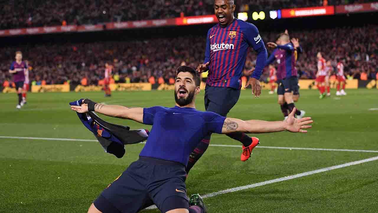 Luis Suarez melakukan selebrasi usai cetak gol ke gawang Atletico Madrid pada menit ke-85 pada laga Laliga Spanyol di Camp Nou pada Minggu (07/04/19). Alex Caparros / Getty Images