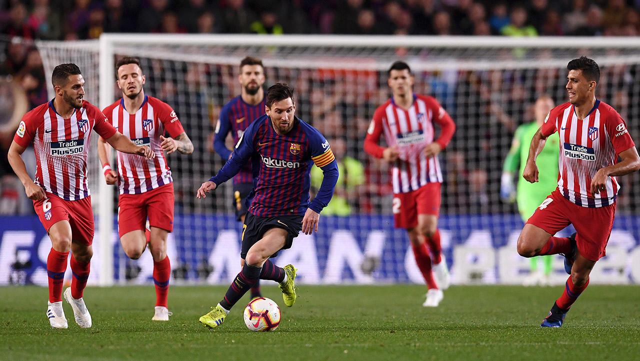 Rodri dan Koke berusaha keras untuk menghentikan aksi Lionel Messi yang tengah membawa menggiring bola pada laga Laliga Spanyol di Camp Nou pada Minggu (07/04/19). Alex Caparros / Getty Images