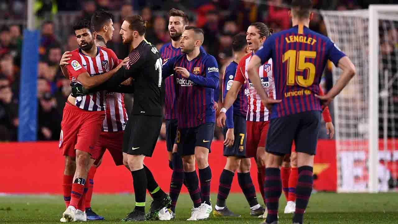 Jan Oblak berusaha mencoba menenangkan Diego Costa yang dikeluarkan dari lapangan karena kartu merah, Minggu (07/04/19). Alex Caparros / Getty Images