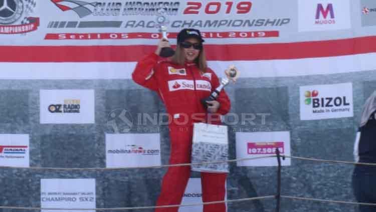 Pebalap Sarikha Kartika Ayu raih podium dua ISSOM 2019 kelas SC 4 Spirit kategori Mercedes Bemc Club INA Race Championship. Zainal Hasan/INDOSPORT - INDOSPORT