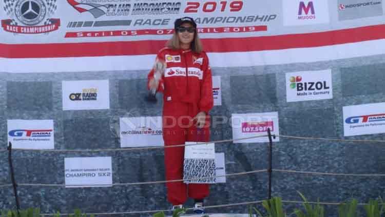 Pebalap Sarikha Kartika Ayu raih podium dua ISSOM 2019 kelas SC 4 Spirit kategori Mercedes Bemc Club INA Race Championship. Zainal Hasan/INDOSPORT