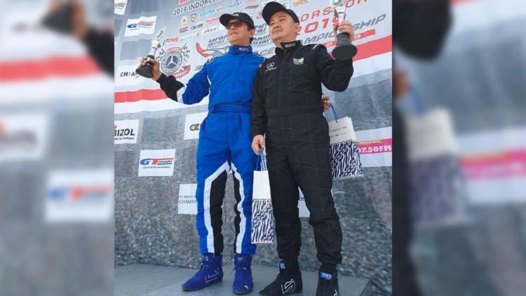 Pembalap Arie Aumos werpack hitam berhasil membuat gebrakan dengan mengubah mobil W210 yang identik dengan mobil keluarga menjadi mobil gahar di lintasan(7/4/2019). Copyright: Panitia Indonesia Sentul Series of Motorsport (ISSOM)