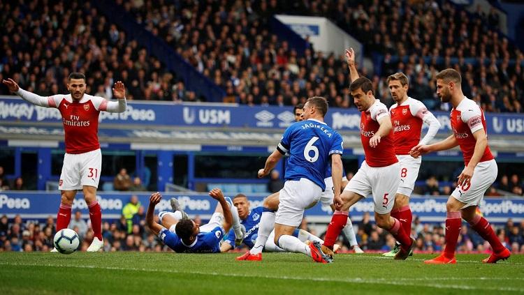 Proses terjadinya gol Phil Jagielka ke gawang Arsenal dalam laga pekan ke-33 Liga Primer Inggris, Minggu (07/04/19).