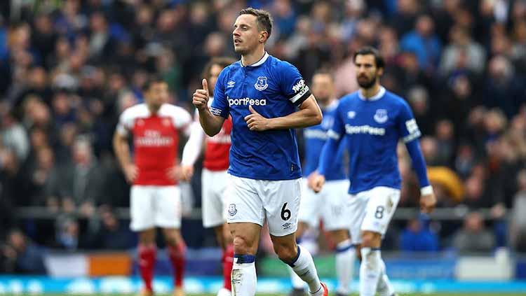 Phil Jagielka berselebrasi usai mencetak gol ke gawang Arsenal. Copyright: Clive Brunskill/Getty Images