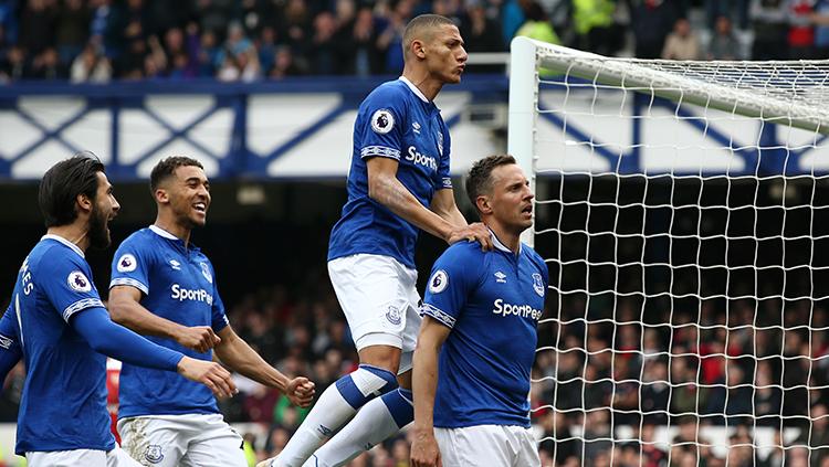 Phil Jagielka berselebrasi usai mencetak gol ke gawang Arsenal.