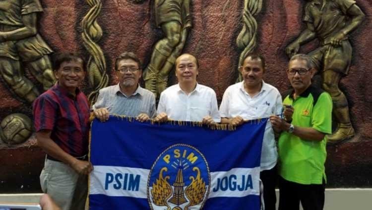 Bambang Susanto (tengah) resmi diperkenalkan ke publik sebagai CEO anyar PSIM Yogyakarta. Copyright: psimjogja.id