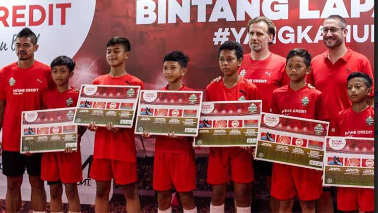 Para peserta bintang lapangan bersama Bambang Pamungkas dan Karel Poborsky(8/4/2019).(Humas Bintang Lapangan)
