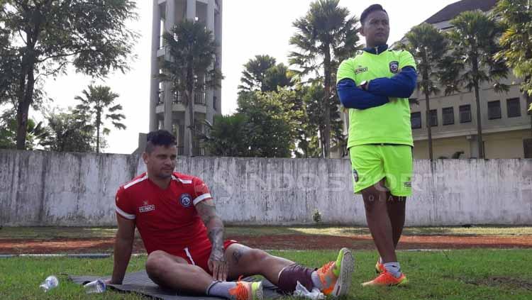 Robert Lima Guimaraes alias Gladiator berlatih terpisah ditemani Fisioterapis tim, David Setiawan dan dipastikan absen di final leg pertama kontra Persebaya. Ian Setiawan/INDOSPORT - INDOSPORT