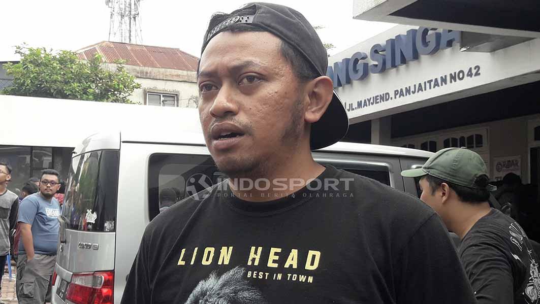 Aremania asal Jalan Pisang Candi Kota Malang, Simon atau biasa dipanggil Nomis, meminta pendukung Arema untuk tidak nekat ke Surabaya di final leg pertama Piala Presiden 2019, Selasa (09/04/19).