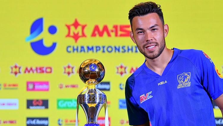 Potret Kayne Vincent dan trofi Liga Thailand - INDOSPORT