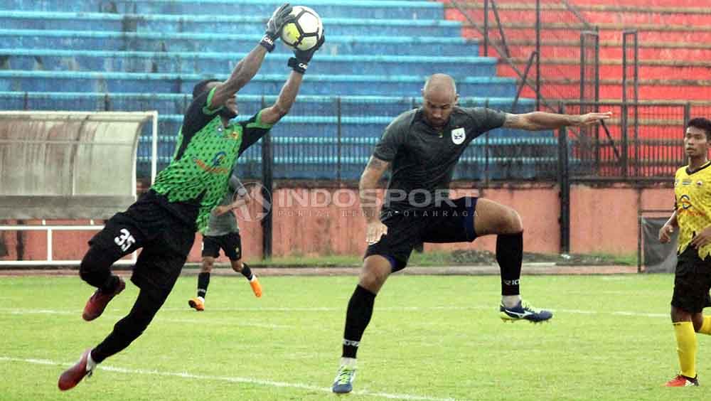 Striker asing PSIS Semarang, Claudir Junior Marini berduel melawan kiper Persikama Magelang dalam uji coba di Stadion Gemilang, Kabupaten Magelang. Foto: Ronald Seger Prabowo/INDOSPORT Copyright: Ronald Seger Prabowo/INDOSPORT