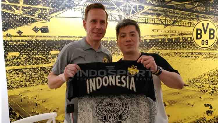 Legenda Borussia Dortmund, Jorg Heinrich, berpose bareng Ketua Borussia Dortmund Fans Club Indonesia (BDFCI), Eddy Chandra. Indra Citra Sena/INDOSPORT - INDOSPORT
