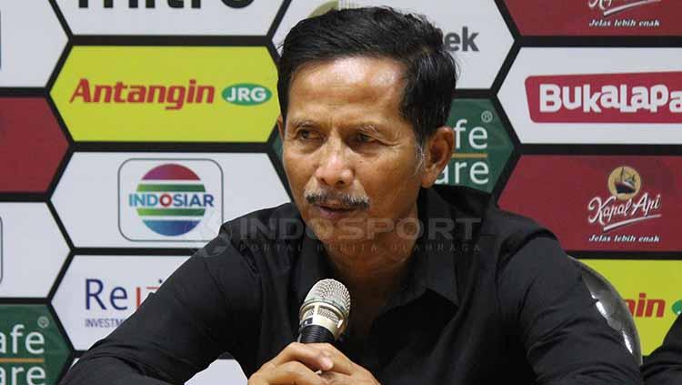 Djajang Nurdjaman dalam jumpa pers usai laga. Fitra Herdian/INDOSPORT