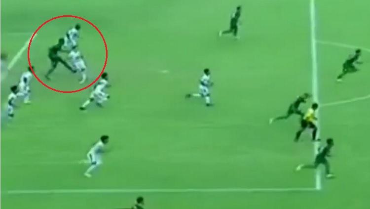 Amido Balde melakukan tendangan kepada Arthur Cunha di final pertama Piala Presiden 2019, Selasa (09/04/19), di Stadion Gelora Bung Tomo. Copyright: Youtube/Football Madness