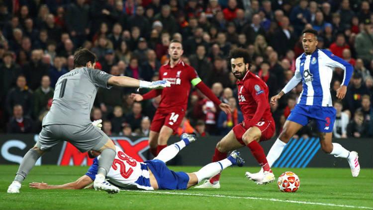 Mohamed Salah berusaha melewati pemain Porto babak pertandingan babak pertama Liverpool vs Porto, Rabu (10/04/19), di Stadion Anfield. Copyright: Julian Finney/Getty Images