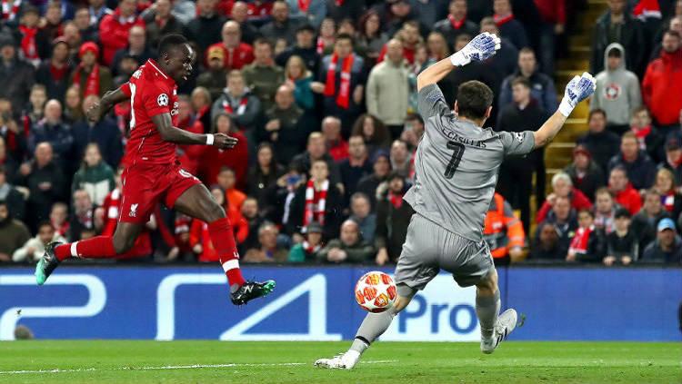 Sadio Mane melepaskan tembakan ke gawang Porto yang dikawal Iker Casillas pada babak 8 besar Liga Champions 2019, Rabu (10/04/19), di Anfield.