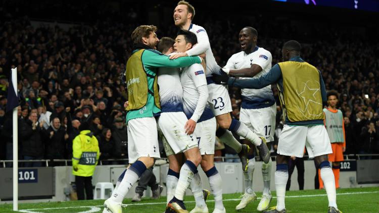 Selebrasi para pemain Tottenham usai gol Son Heung-Min. Copyright: Mike Hewitt/Getty Images