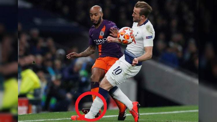 Detik-detik kaki Harry Kane diinjak oleh Fabian Delph di pertandingan Tottenham Hotspur vs Manchester City di babak 8 besar Liga Champions, Rabu (10/04/19) dini hari WIB. twitter.com/BenDinnery - INDOSPORT