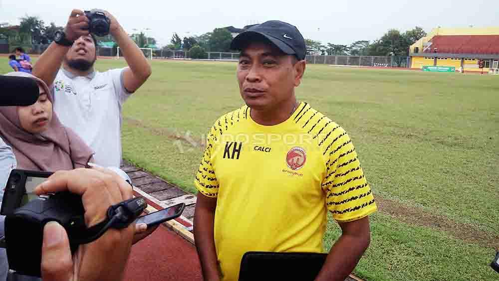 Pelatih Sriwijaya FC, Kas Hartadi, mengakui ada pekerjaan rumah yang harus diperhatikan tim pasca-laga kontra PSGC Ciamis. Foto: Muhammad Effendi/INDOSPORT - INDOSPORT