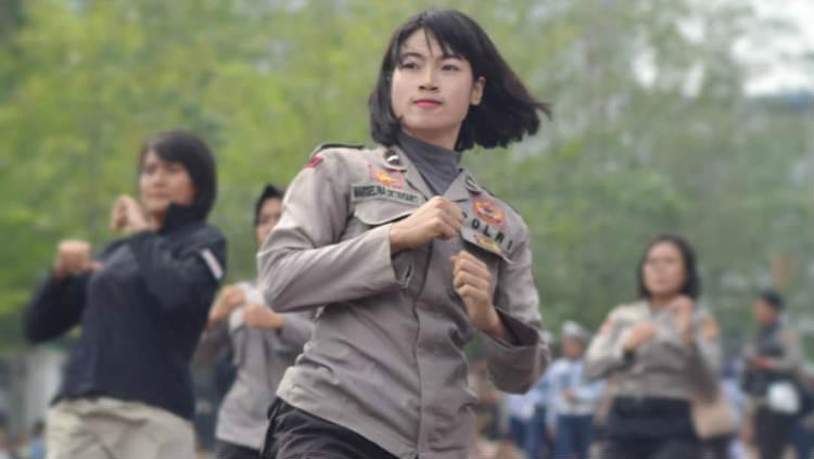 Bripda Marselina Oktavianti, polwan yang jago aksi silat. - INDOSPORT