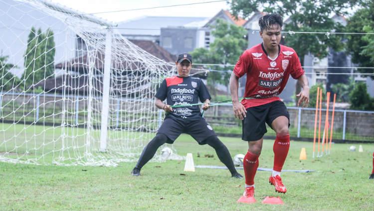 Pemain baru Bali United Fahmi Al Ayubbi saat berlatih. Copyright: baliutd.com