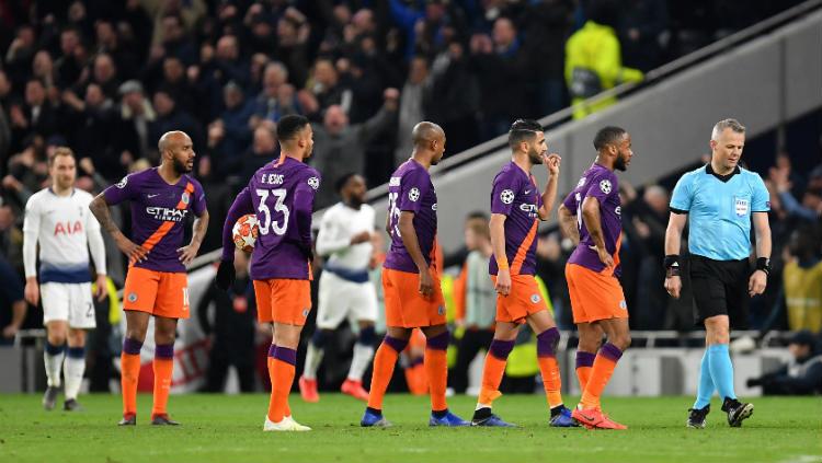 Para pemain Manchester City terlihat lesu setelah dikalahkan Tottenham, Rabu (10/04/19) dini hari.