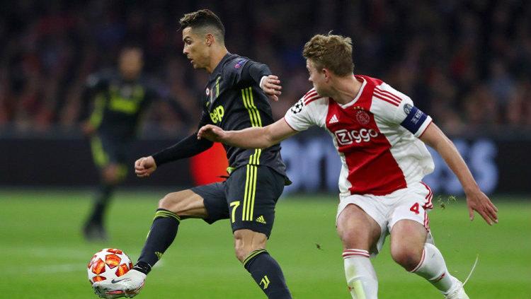 Cristiano Ronaldo berusaha menjaga bola dari kawalan pemain Ajax Amsterdam pada babak 8 besar Liga Champions 2019, Kamis (11/04/19), di Amsterdam Arena.