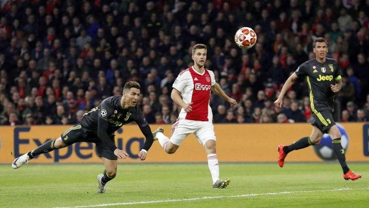 Cristiano Ronaldo membobol gawang Ajax pada babak 8 besar Liga Champions 2019, Kamis (11/04/19), di Amsterdam Arena.