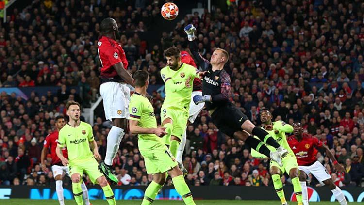 Kiper Barcelona, Marc-Andre ter Stegen saat berusaha pelamatkan gawang dengan meninju bola di laga Manchester United vs Barcelona. Foto: Alex Livesey - Danehouse/Getty Images