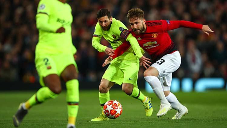 Lionel Messi berusaha merebut bola dengan pemain Manchester United Luke Shaw pertandingan leg pertama Perempat Final Liga Champions, (10-04-2019). Foto:  Quality Sport Images/Getty Images