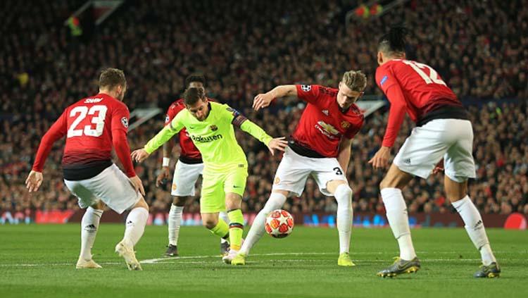 Lionel Messi saat berusaha melewati empat pemain Manchester United. Foto: Simon Stacpoole/Offside/Getty Images
