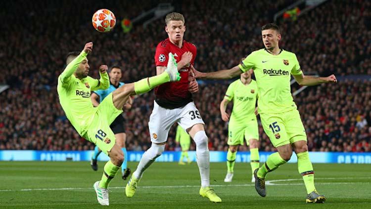 Pemain Manchester United, Scott McTominay berusaha merebut bola pada 2 pemain Barcelona di laga Manchester United vs Barcelona, (10-04-2019). Foto: Alex Livesey - Danehouse/Getty Images - INDOSPORT