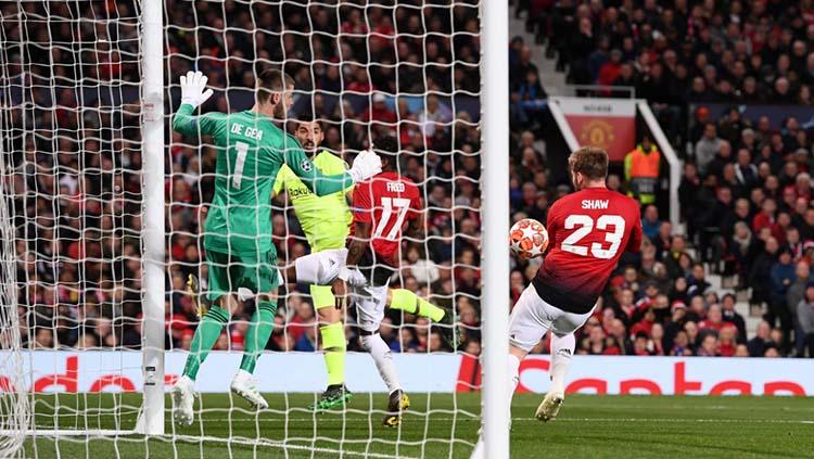 Sundulan Luis Suarez masuk ke gawang Manchester United yang di jaga kiper David de Gea. Foto: Stu Forster/Getty Images