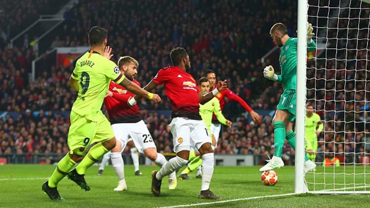 Sundulan Luis Suarez masuk ke gawang Manchester United yang di jaga kiper David de Gea. Foto: Robbie Jay Barratt - AMA/Getty Images