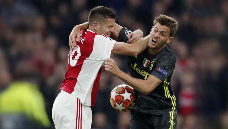 Pemain Ajax, Dusan Tadic saat berduel dengan pemain Juventus Daniele Rugani di laga Ajax vs Juventus. Foto: VI Images via Getty Images